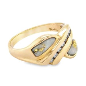 This beautiful gold quartz & diamond ring is expertly crafted in yellow gold.