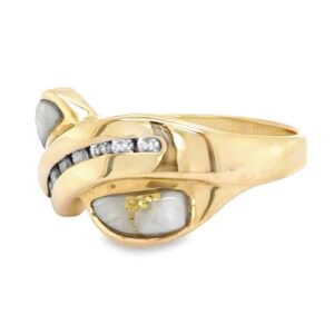 This beautiful gold quartz & diamond ring is expertly crafted in yellow gold.